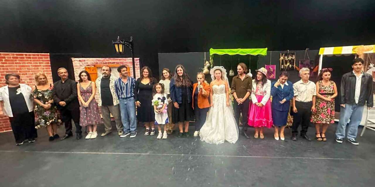 Didim Belediyesi tiyatrosu meme kanserine dikkat çekti