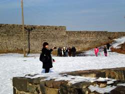 KARS KALESİ'NE YERLİ VE YABANCI TURİSTLERİN İLGİSİ