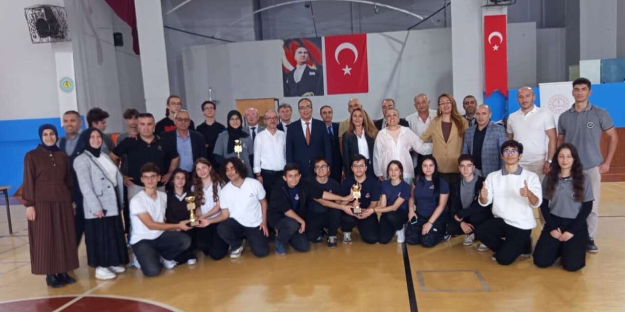 Efeler’de çevre bilinci yarışmasında dereceye giren okullar ödüllendirildi