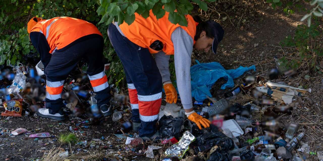 Gölbaşı Belediyesi ekipleri topladıkları şişeleri sergiledi