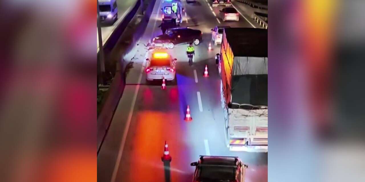 D-100’de peş peşe iki kaza: Tır ve otomobil refüje çarptı