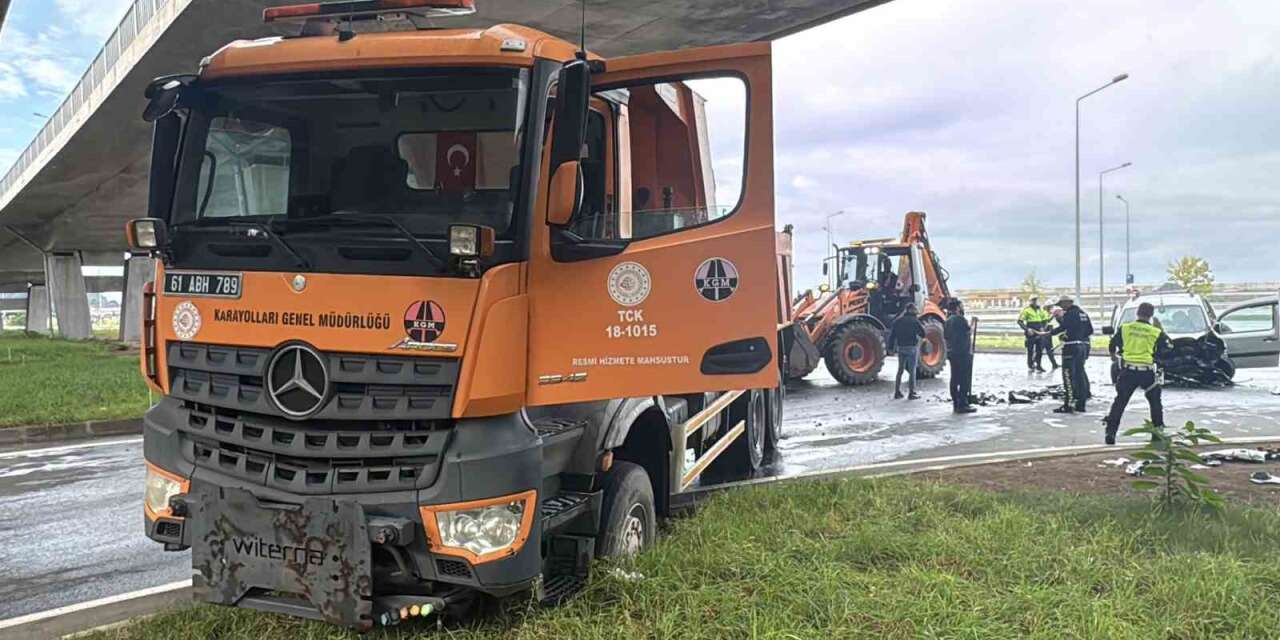 Rize’de Karayolları’na ait kamyonla çarpışan araçtaki baba ve kızı yaralandı