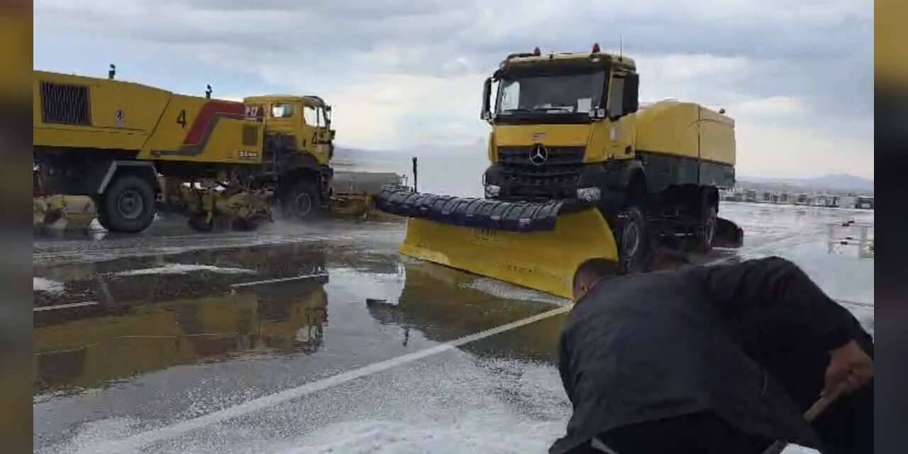 Iğdır’da yoğun dolu yağışı sonrası havalimanı pisti yeniden uçuşlara hazır hale getirildi