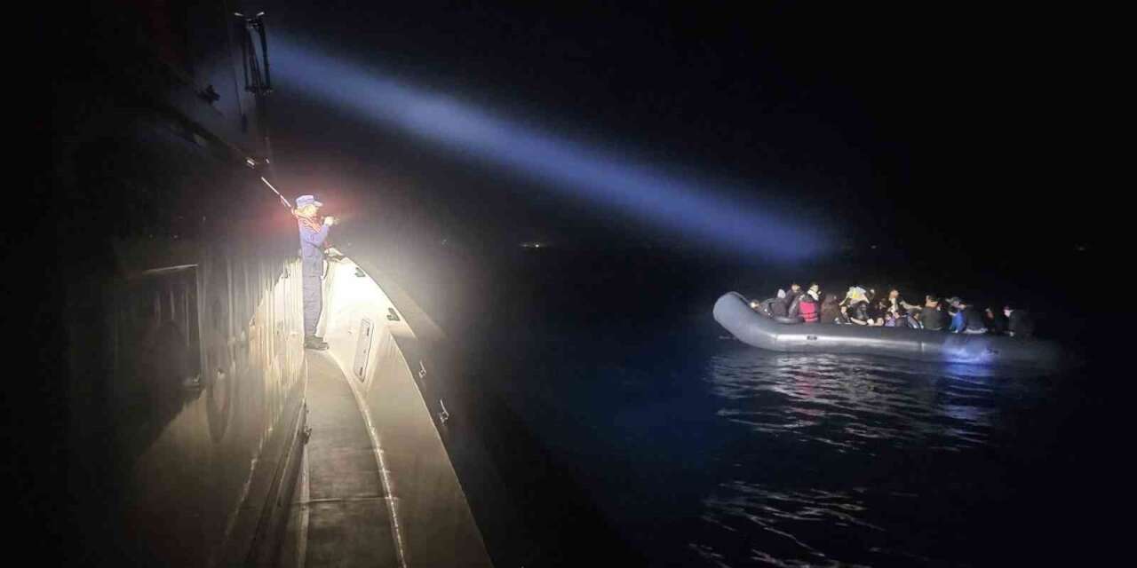 Lastik botta 40 düzensiz göçmen yakalandı