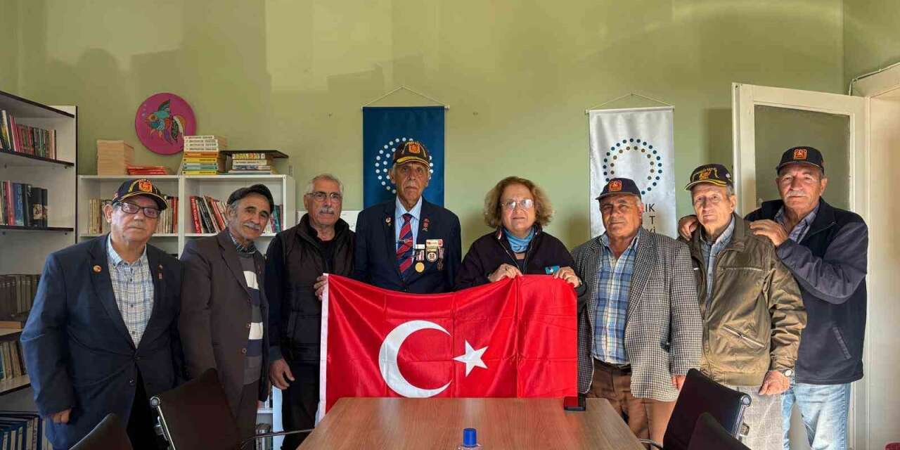 Ayvalıklı gazilerden Kent Konseyi Başkanı Füsun Atay’a anlamlı jest