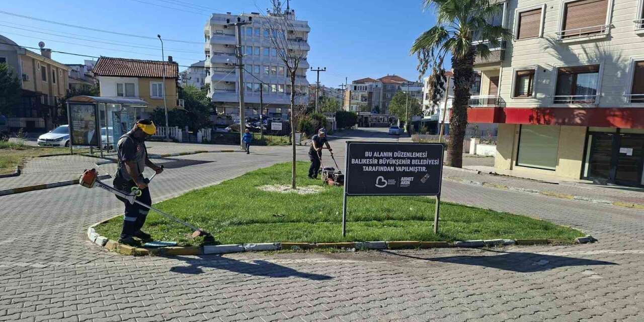 Balıkesir Büyükşehir Belediyesi’nden Ayvalık’ta refüj ve kavşaklarda temizlik