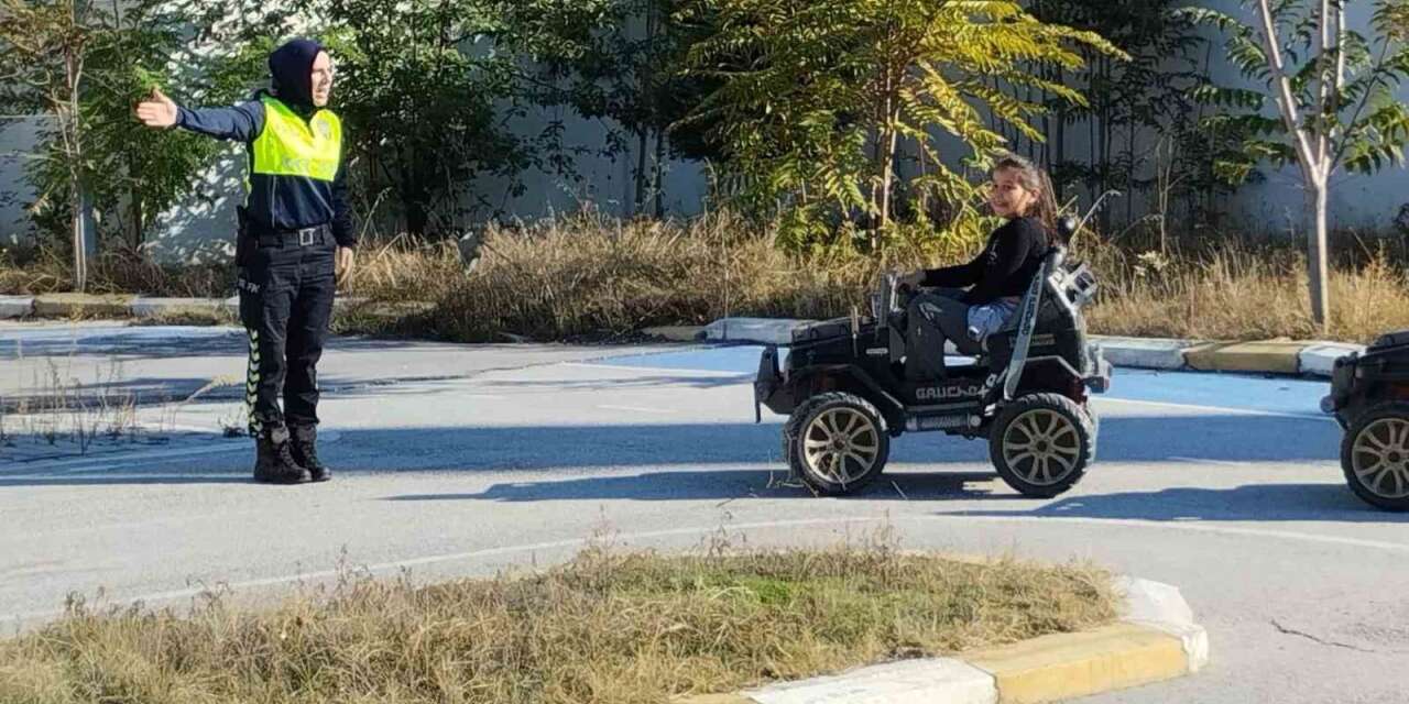 Bilecik’te 35 öğrenciye uygulamalı trafik eğitimi