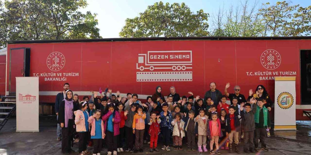Gezen sinema tırı Düzce’de çocukları sinemayla buluşturdu