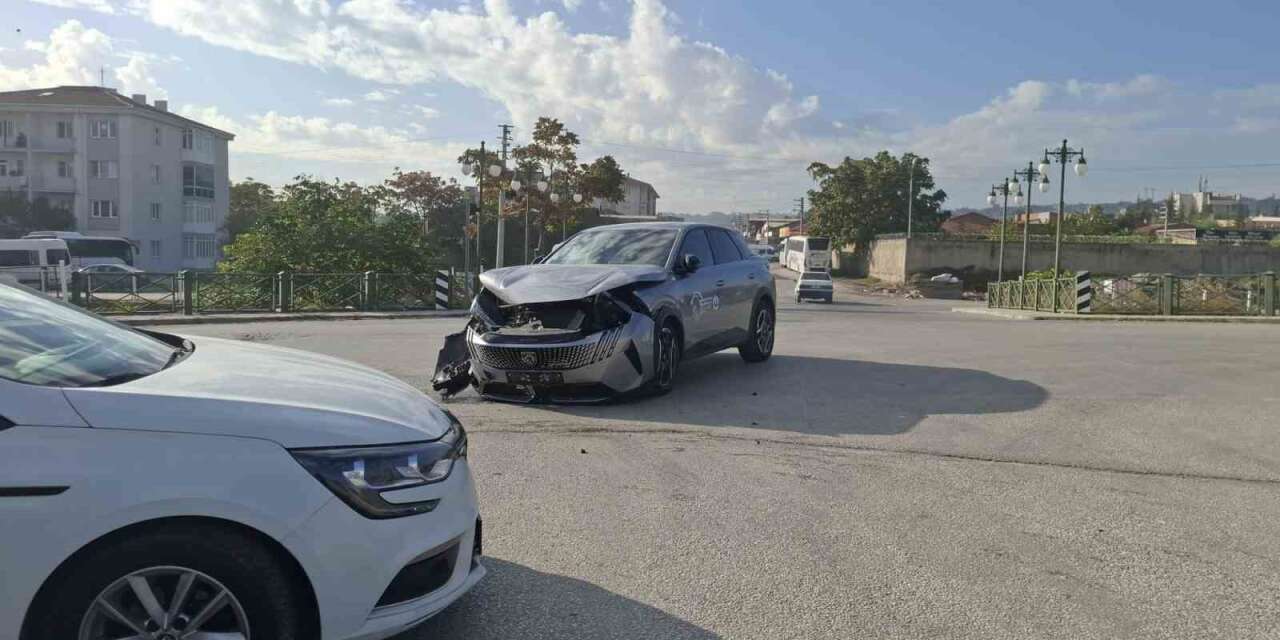 İki sokak kesişimindeki trafik kazası maddi hasarla atlatıldı