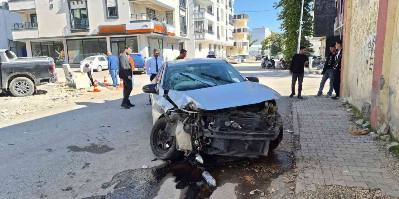 Otomobil ile kamyonet çarpıştı: 1’i ağır 2 yaralı