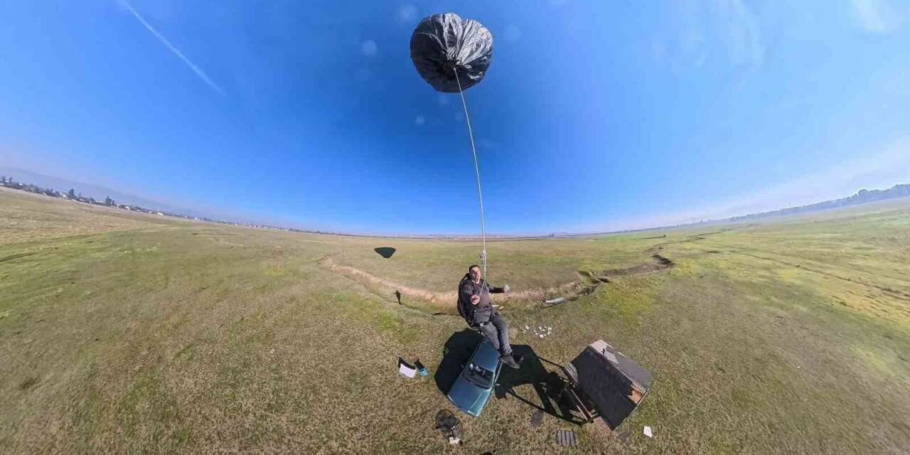 Çöp poşetlerinden güneş enerjisiyle yükselen balon yaptı