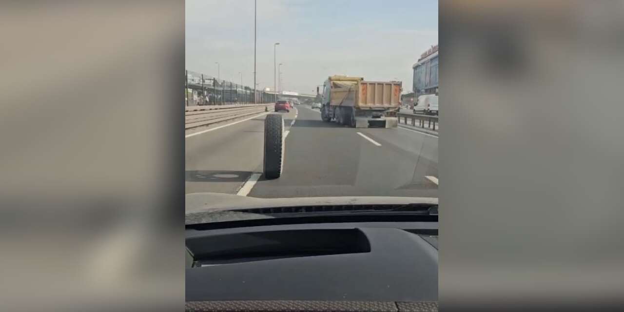 İstanbul E-5’te tehlikeli anlar kamerada: Seyir halindeki kamyonun iki tekerleği yerinden çıktı