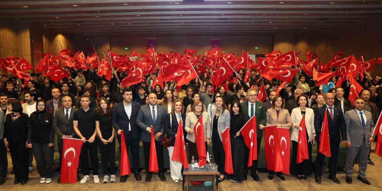 Şahin, "Bir Dakika, Bir Merak, Bir Cevap" programında gençlerle buluştu