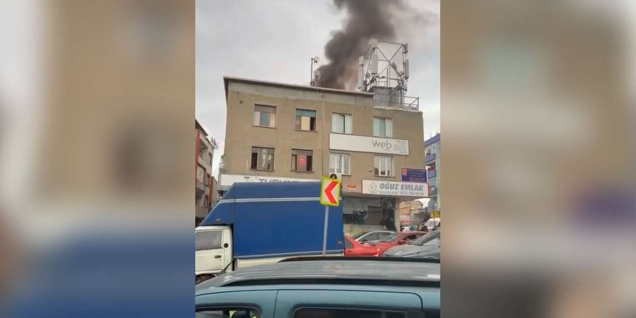 Küçükçekmece’de iki katlı binanın çatısı alevlere teslim oldu