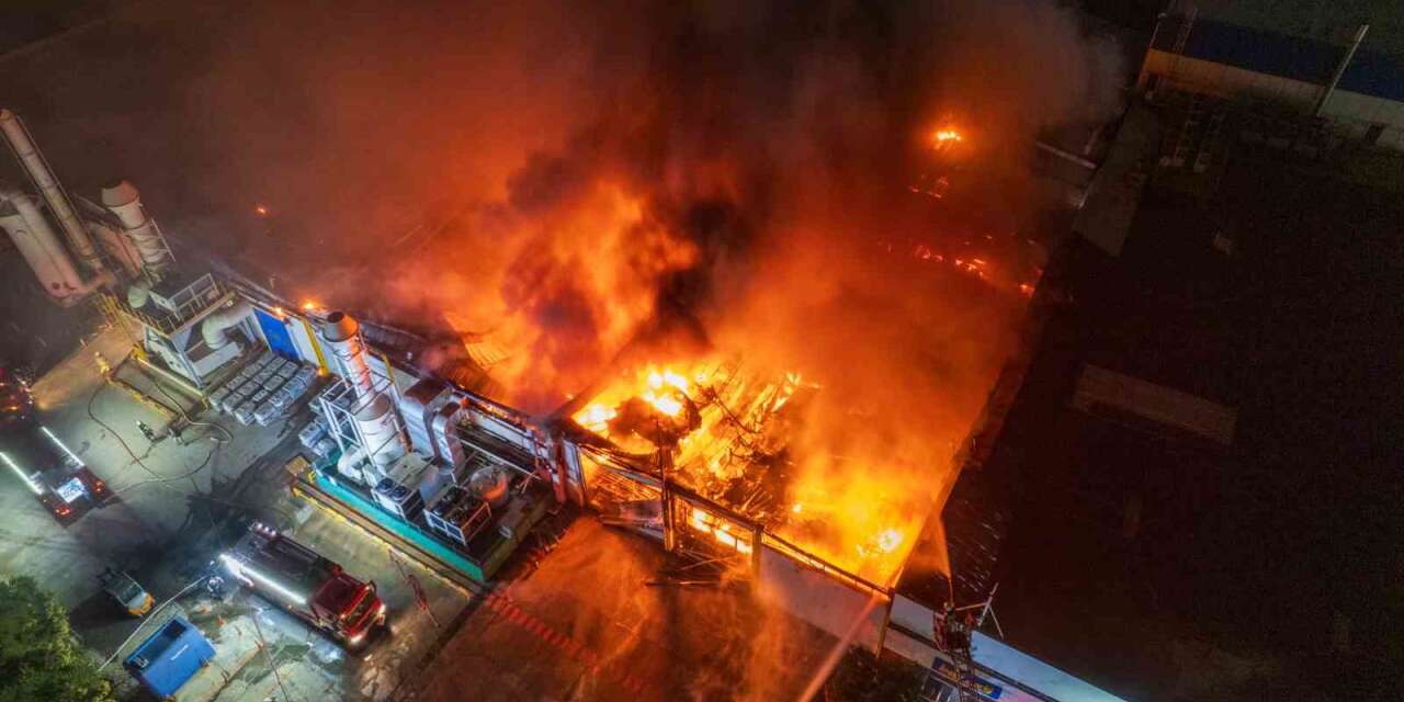 Manisa Organize Sanayi Bölgesinde faaliyet gösteren İnci Akü Fabrikasında yangın çıktı. Manisa Büyükşehir Belediyesi İtfaiye Daire Başkanlığına bağlı ekipler ile sağlık, polis ve AFAD ekipleri bölgeye sevk edildi. Ekiplerin