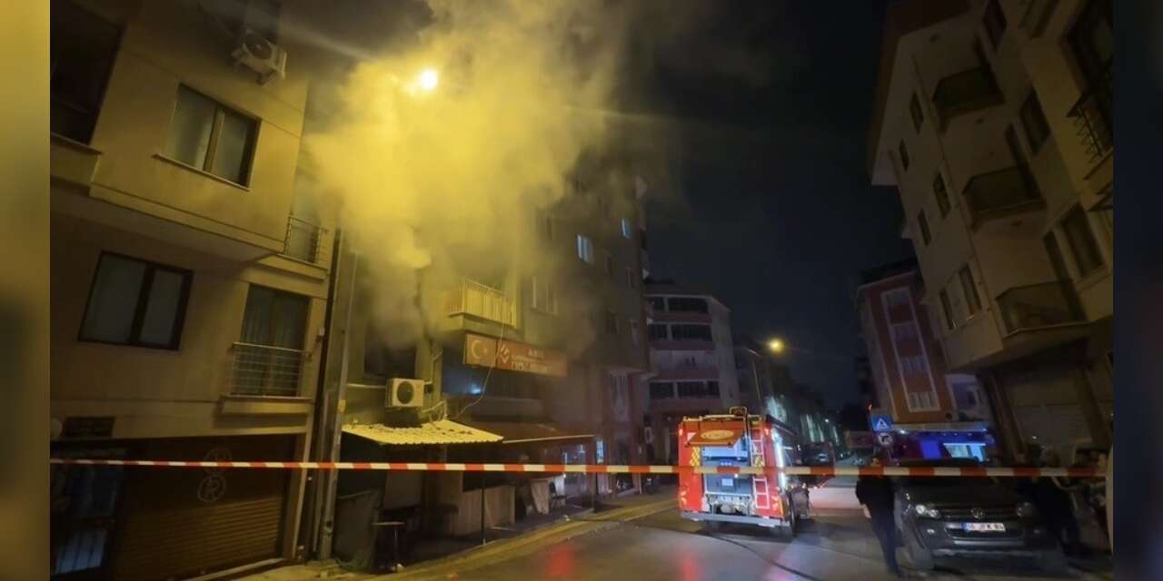 Kıraathanede gece yarısı çıkan yangın korkuttu