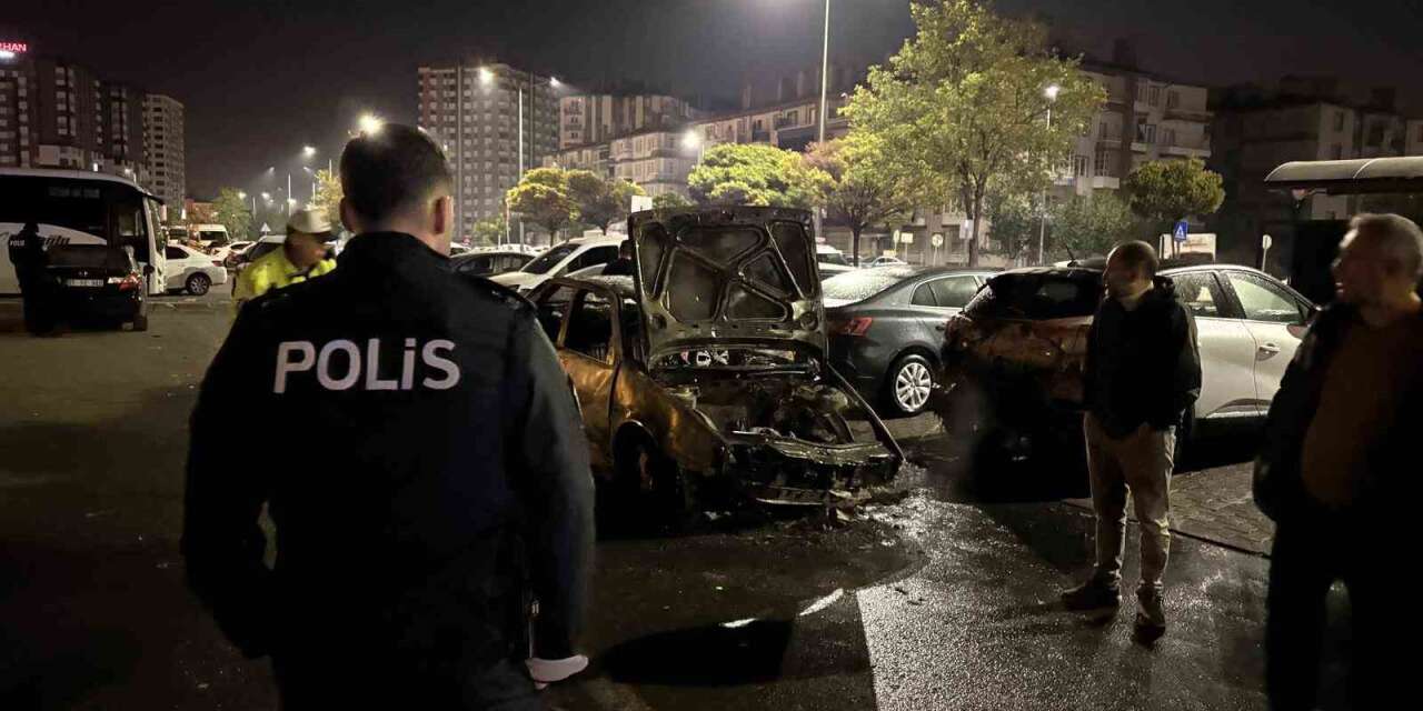 Kayseri’de kaza yapan otomobil alev aldı, park halindeki 3 araç zarar gördü: 1 yaralı