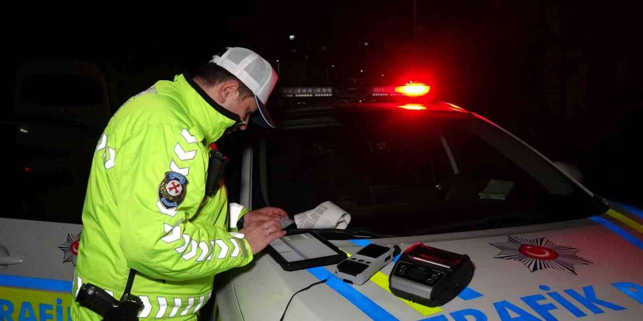 Polisin "Dur" ihtarına uymadı, kaçarken bir motorsiklete çarptı, yakalandığında 0,83 promil alkollü çıktı, 265 bin lira ceza yedi