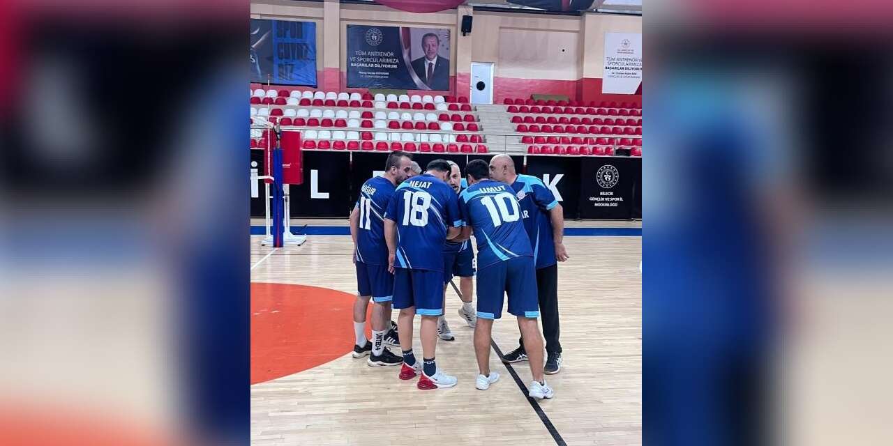 Voleybol maçında kazanan aile ve sosyal hizmetler oldu