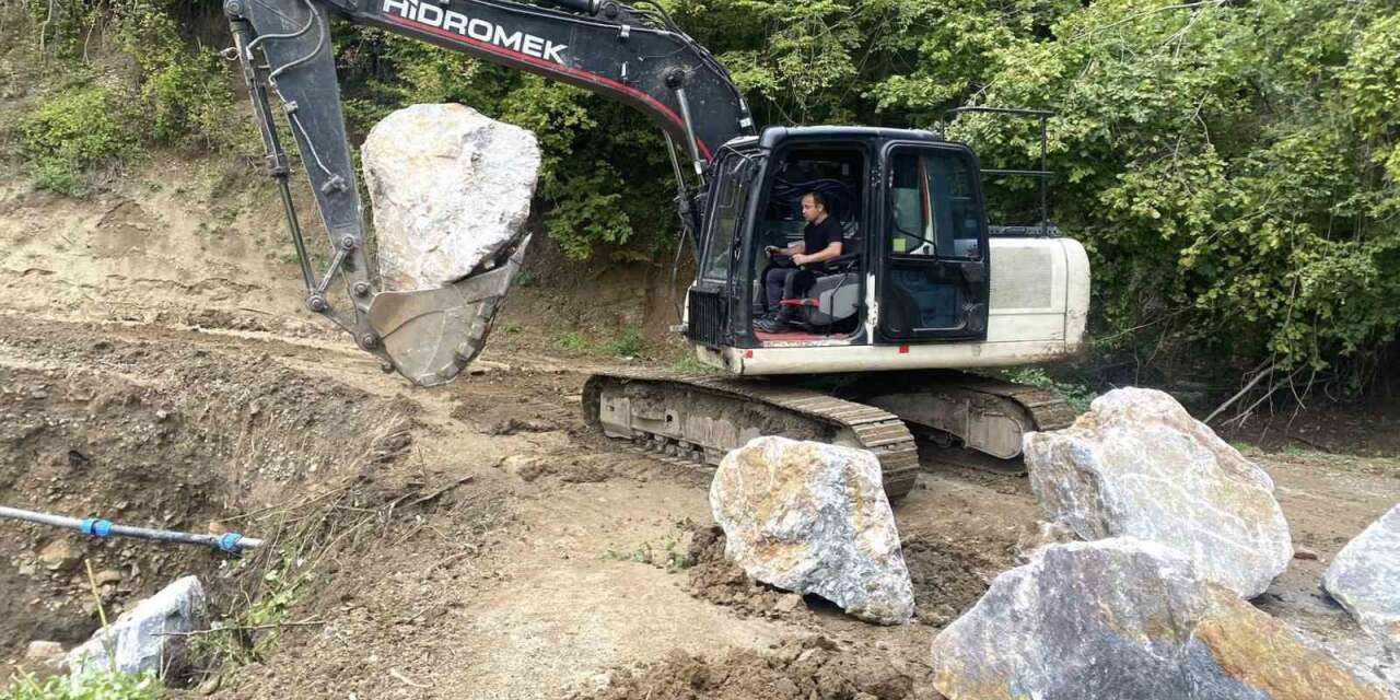 Heyelan bölgesinde yol güvenliği sağlandı