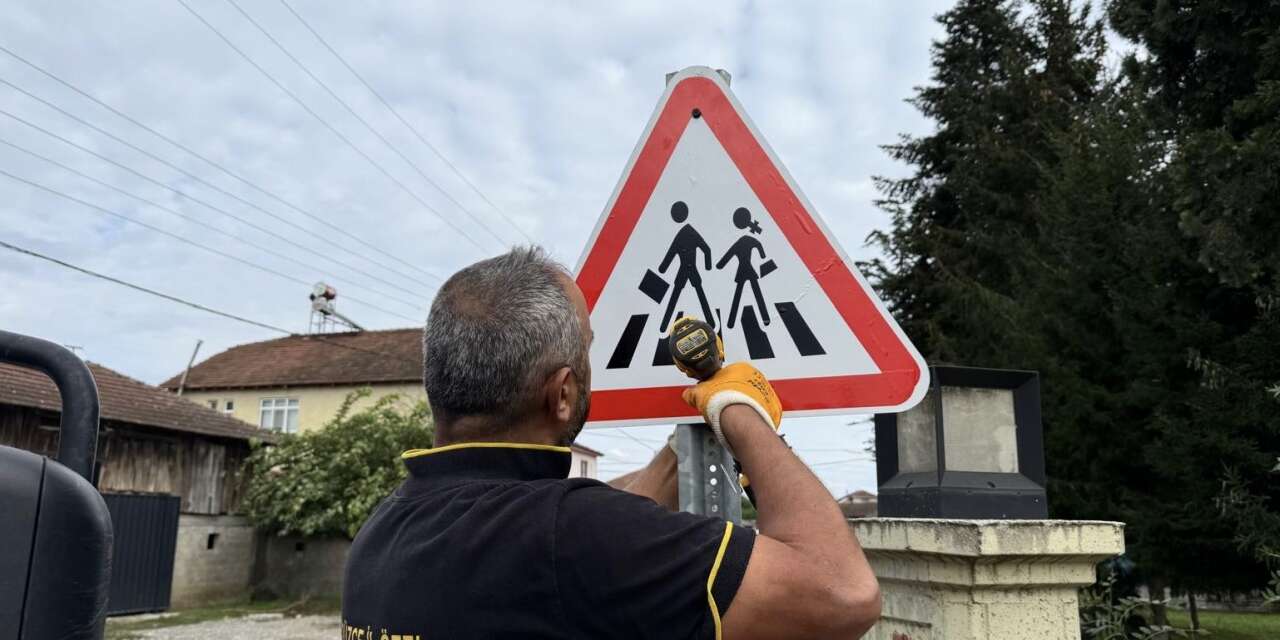 Düzce’de köylerde trafik levhaları yenileniyor