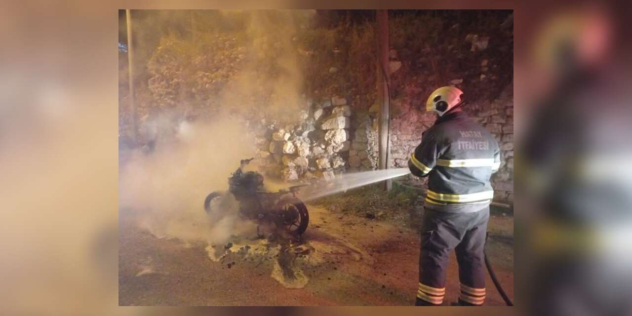 Antakya’da yanan motosiklet kullanılmaz hale geldi