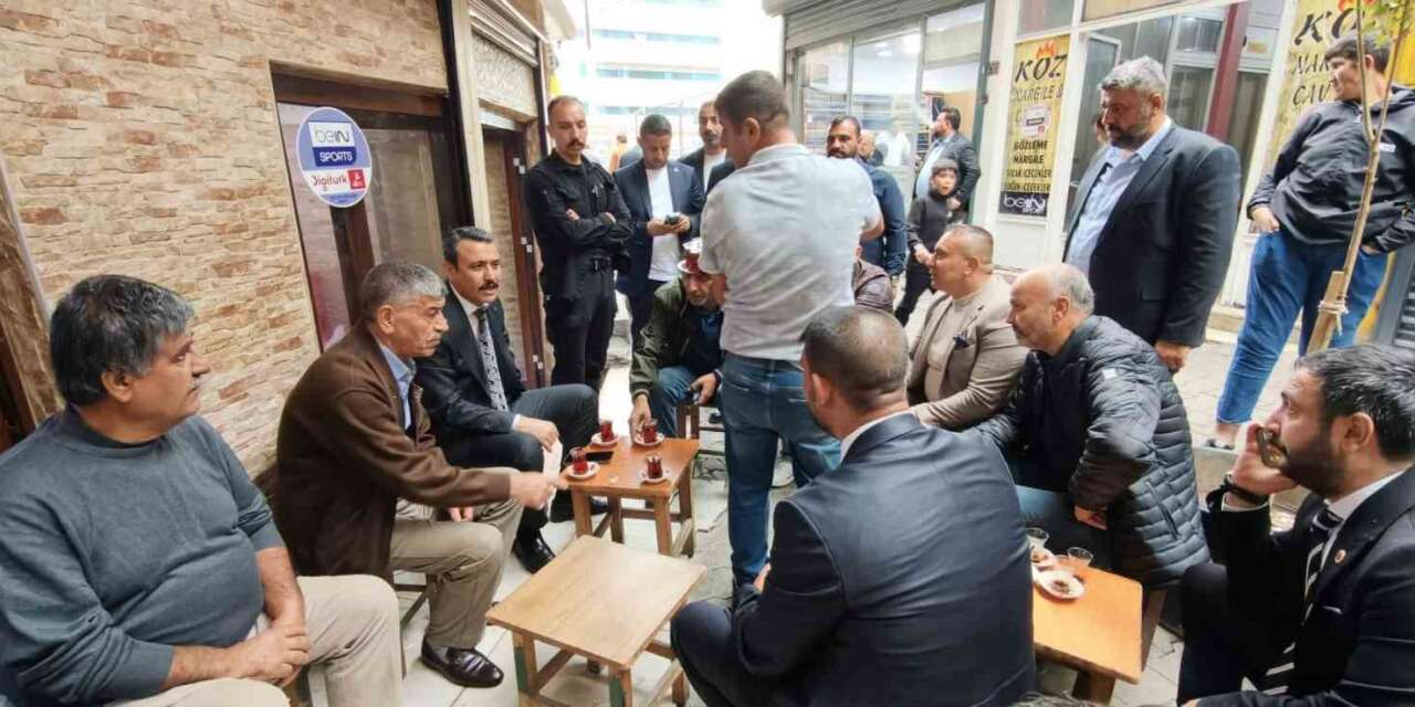 MHP Diyarbakır İl Başkanı Özcoşar sokak sokak gezerek ’Terörsüz Türkiye’ sürecini anlatıyor