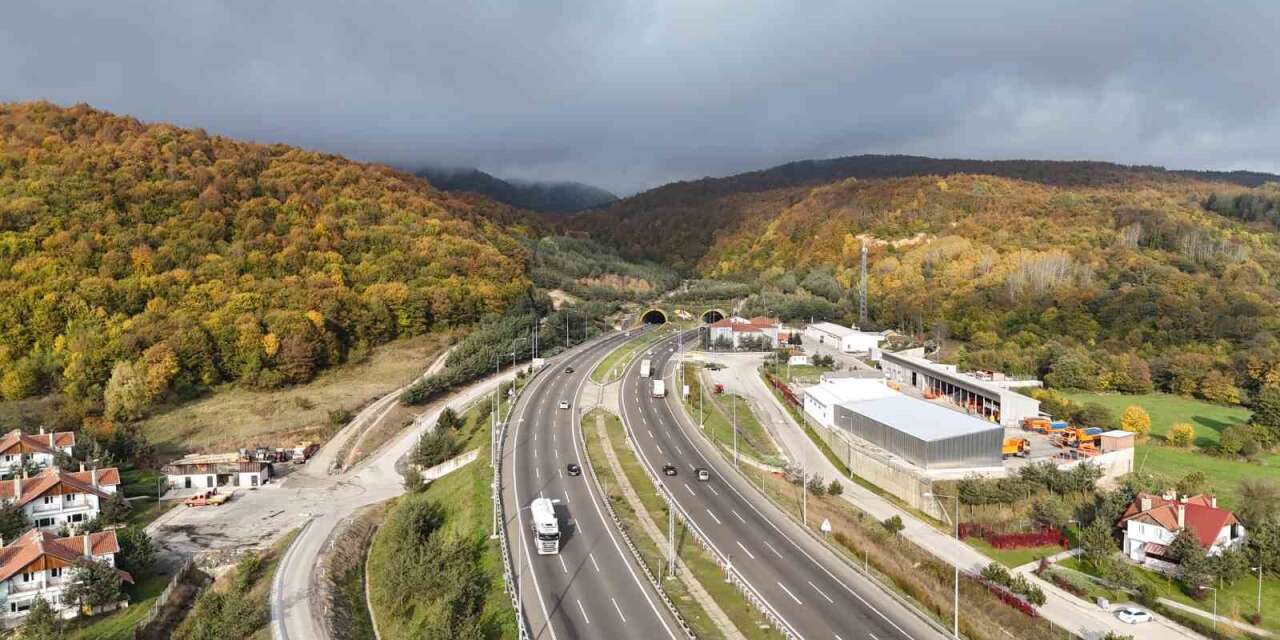 Bolu Dağı Tüneli geçişinde sonbahar güzelliği yaşanıyor