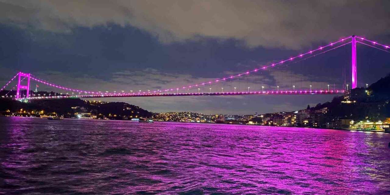 15 Temmuz Şehitler Köprüsü pembe renge büründü