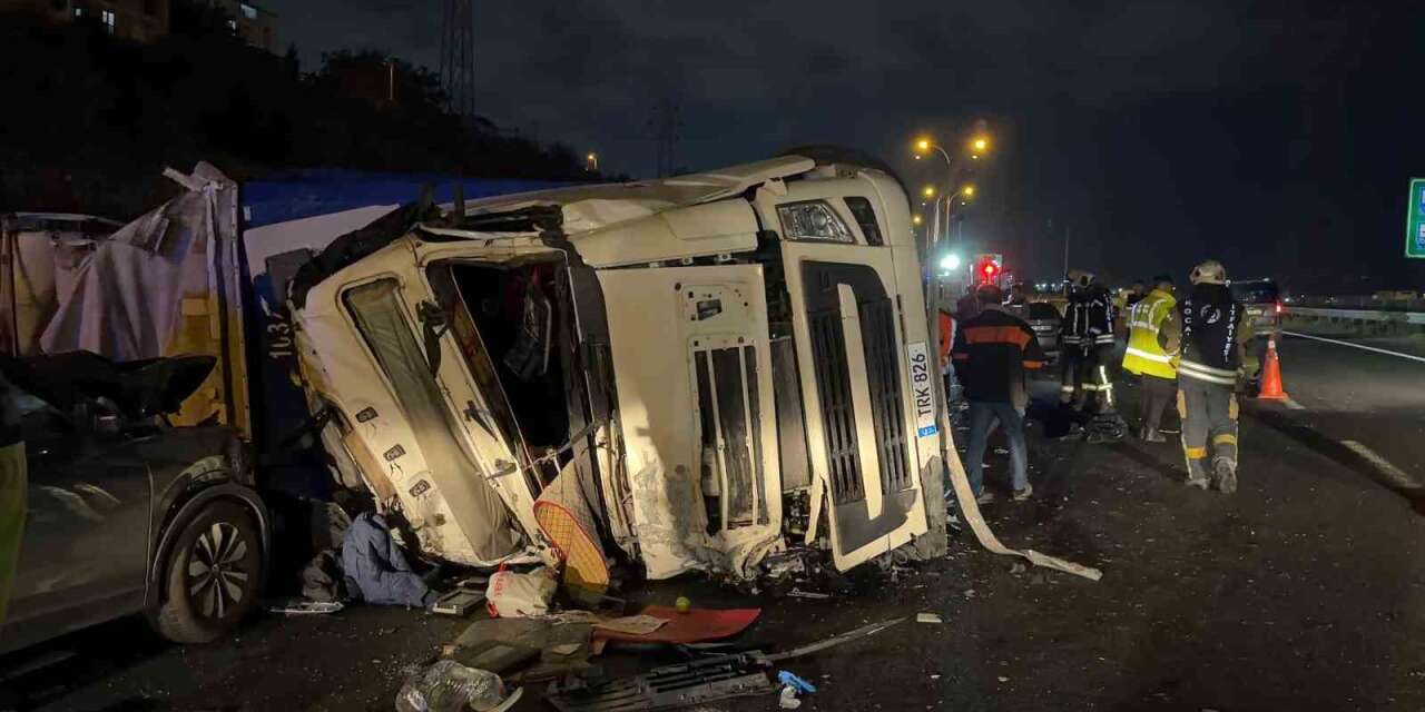 TEM’de feci ölüm: Kullandığı tırın altında kalan sürücü hayatını kaybetti, 2 yaralı