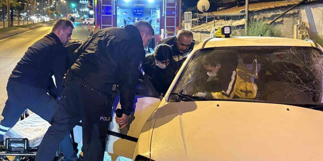 Ağaca çarpan otomobilde sıkışan sürücüyü itfaiye ekipleri kurtardı: 1 yaralı