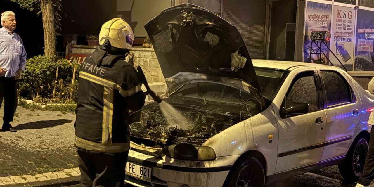 Çalıştırıldığı sırada alev alan otomobil, itfaiye ekipleri tarafından söndürüldü