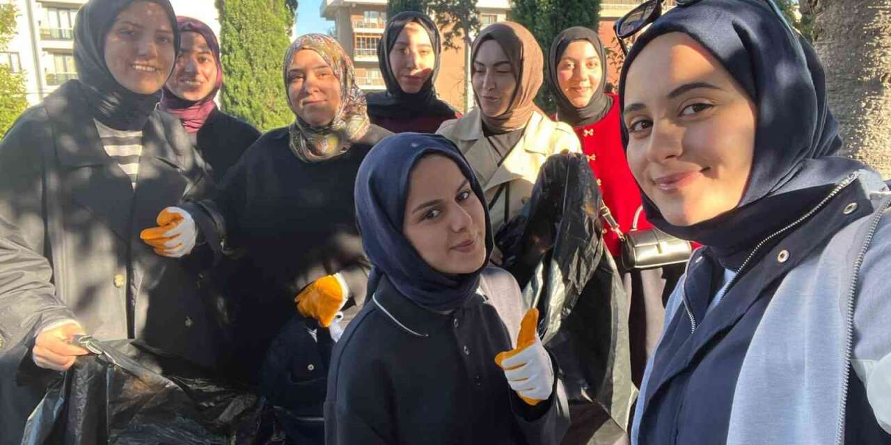 Üniversite öğrencilerinden mezarlıkta temizlik çalışması