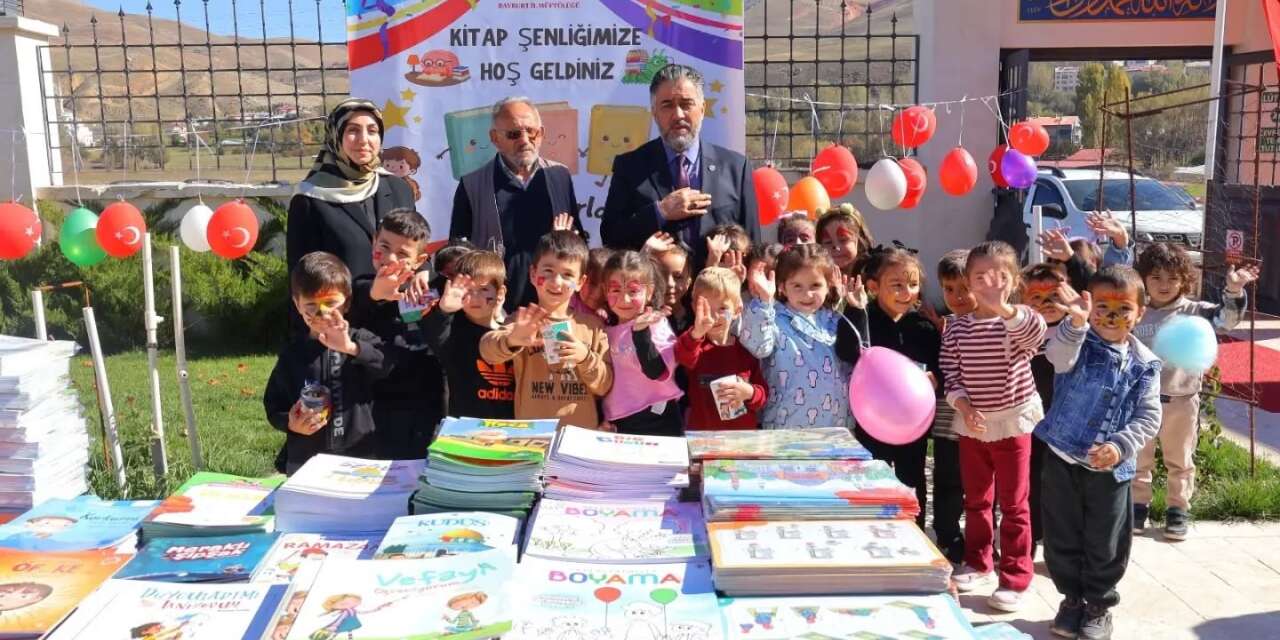 Bayburt’ta minik öğrenciler kumbaralarındaki harçlıklarla kitap aldı