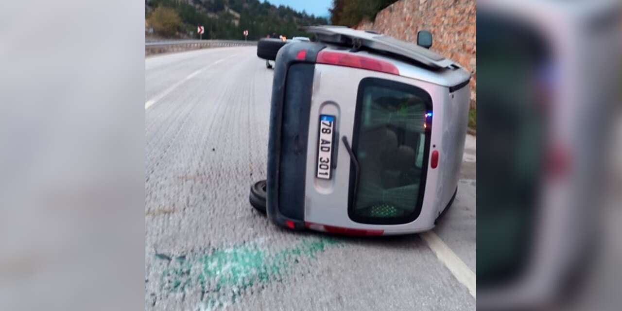 Önce refüje ardından otomobile çarparak devrildi: 1 yaralı