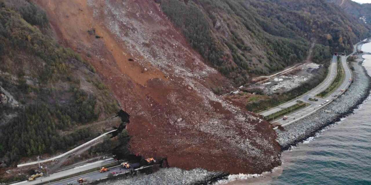 Karadeniz Sahil Yolu’nda dev kaya tehlikesi