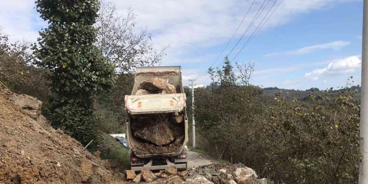 Düzce’de kayan köy yoluna müdahale edildi