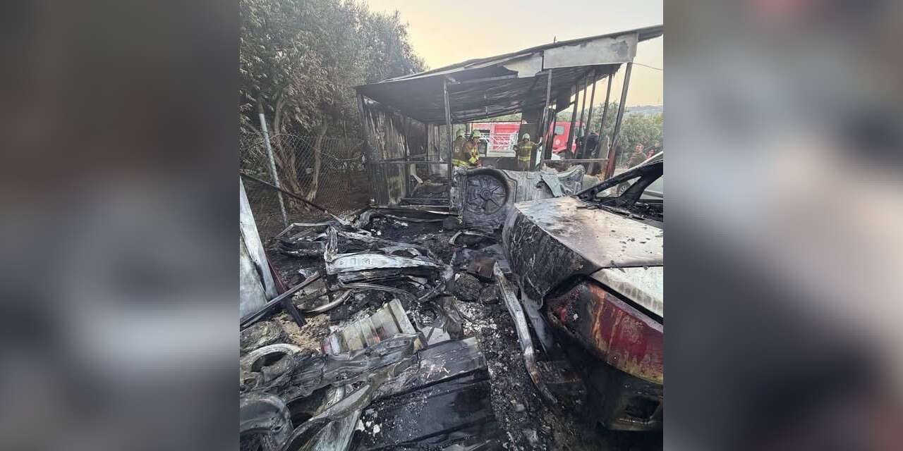 Samandağ’da kulübede başlayan yangında galerideki 3 araç zarar gördü