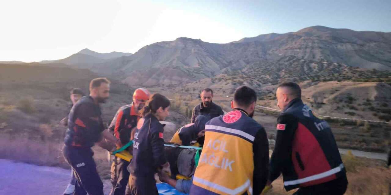 Erzincan’da traktörün altında sıkışan sürücüyü kurtarıldı