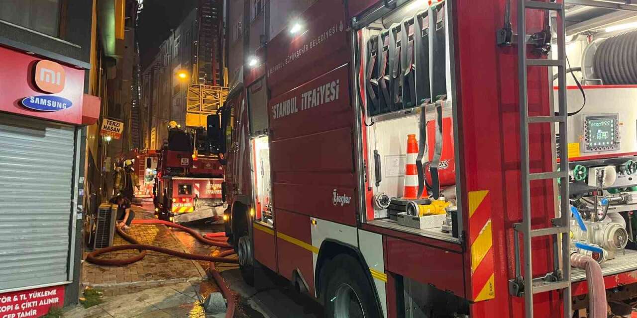 Esenler’de 5 katlı binanın çatısı alev alev yandı
