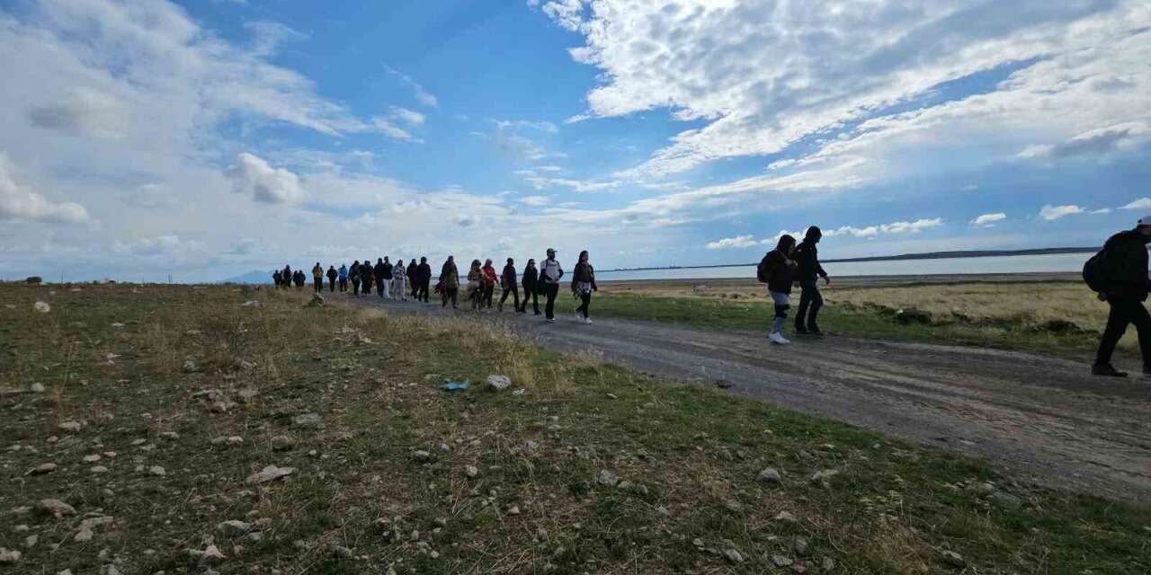 Arin Gölü’ndeki su çekilmesine dikkat çekmek için doğa yürüyüşü düzenlendi