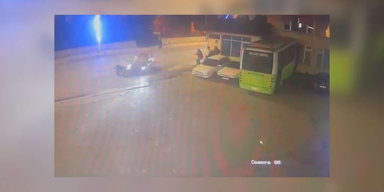 Otomobil ile motosiklet çarpıştı: O anlar kamerada