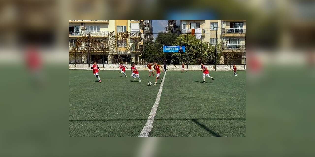 Efeler’de minik sporcular kıyasıya mücadele etti