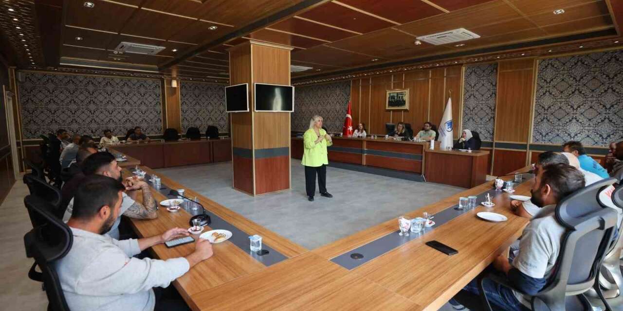 Yunusemre’de temizlik ekiplerine çevre bilinci eğitimi