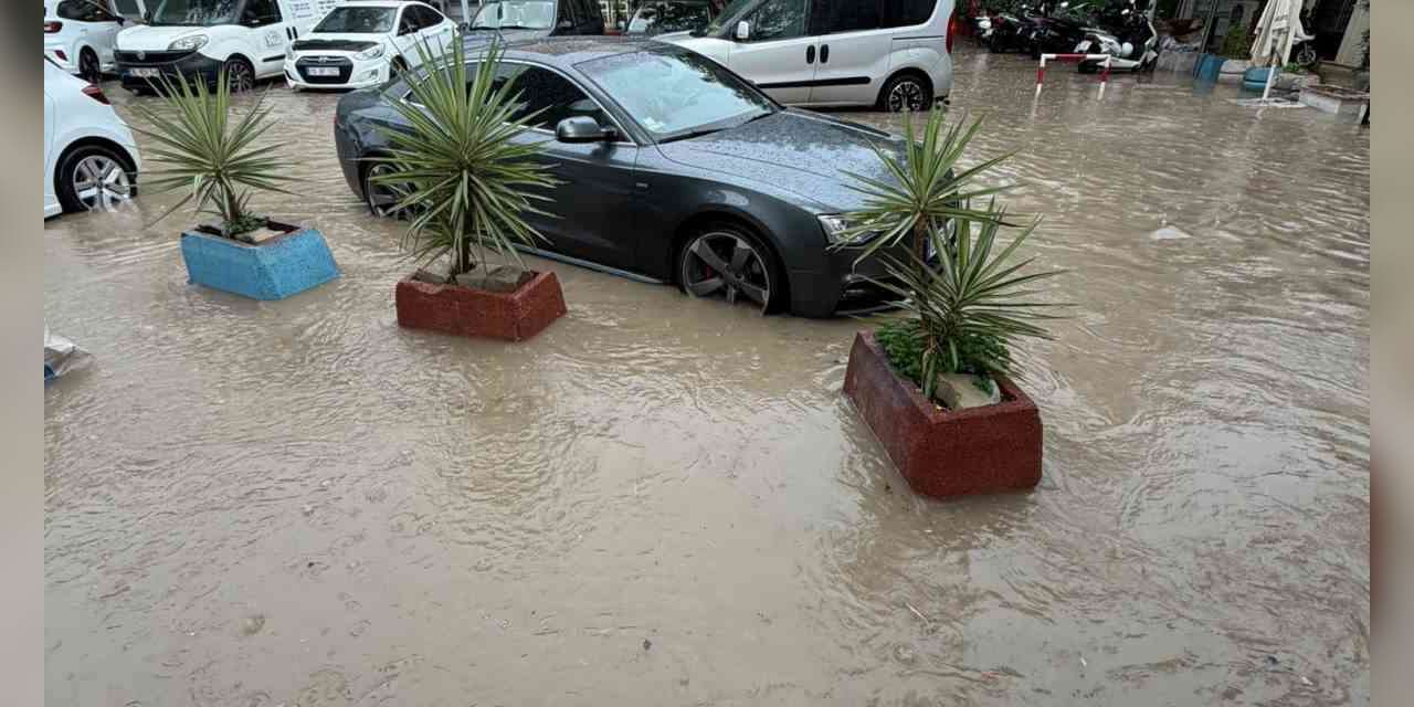 Çeşme’de şiddetli yağış hayatı olumsuz etkiledi