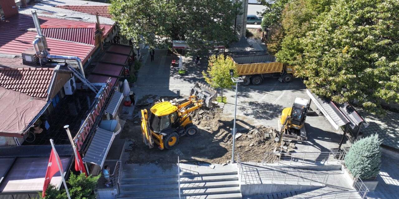 Bedesten Çarşısı yanındaki eski taban taşları yenileniyor