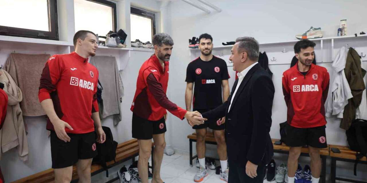 Başkan Dere’den maç öncesi Sungurlu Belediyespor ile Galatasaray Madeş Mobilya takımlarına ziyaret