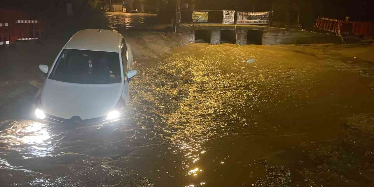 Muğla’da yağış nedeniyle yol çöktü, çukura düşen araç yolda mahsur kaldı