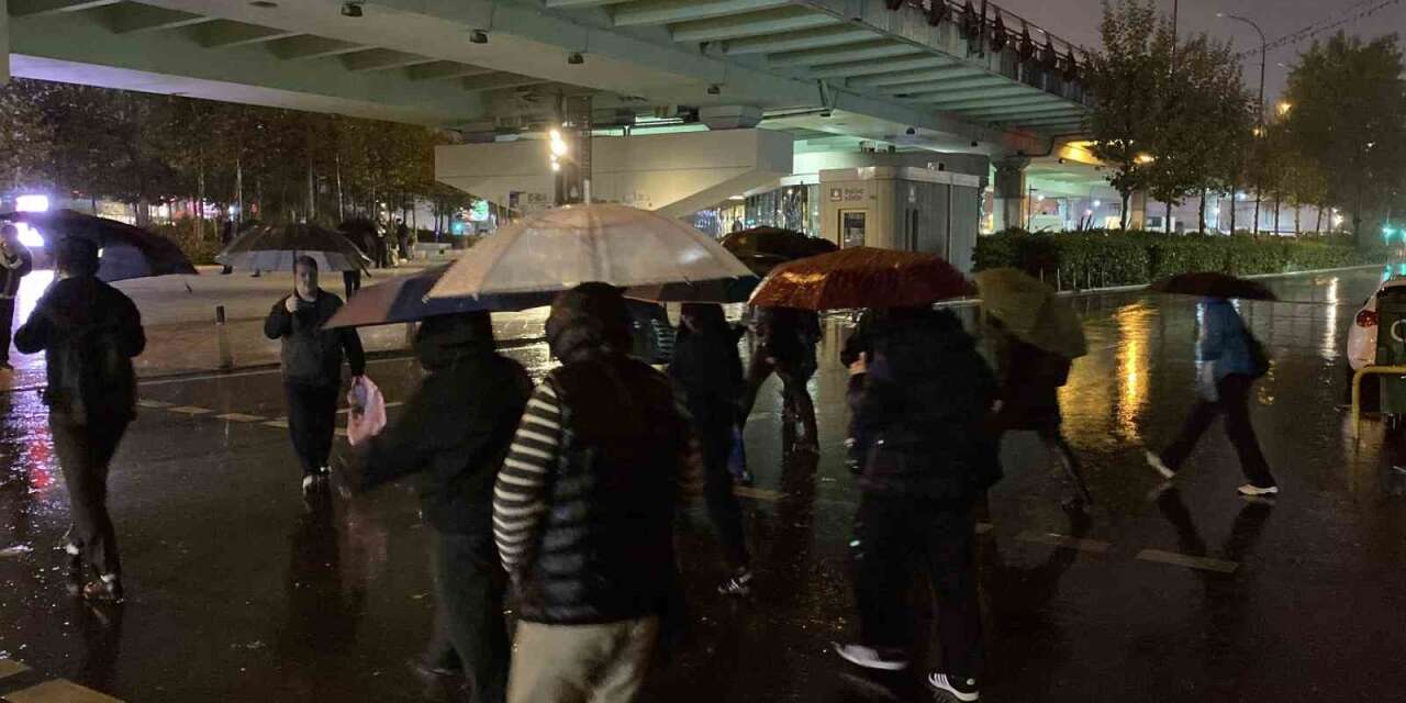 İstanbul’da sabahın erken saatlerinde sağanak yağış etkisini gösterdi