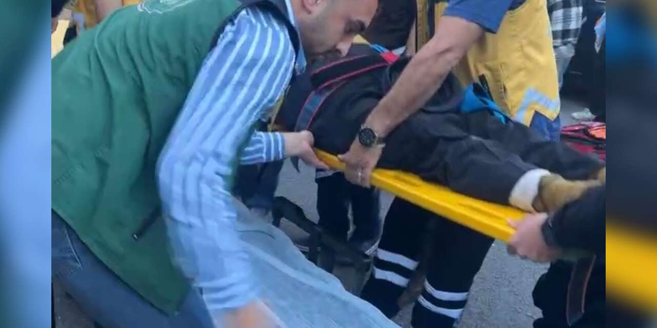 Erzincan’da motosiklet yayaya çarpma anı güvenlik kamerasına yansıdı: 2 ağır yaralı